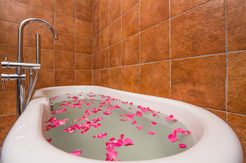 Deep Soaking Bathtub